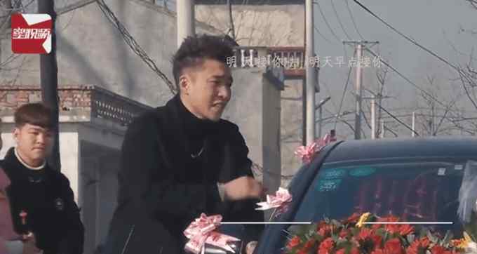 哥哥舍不得妹妹出嫁，一路跟到村头叮嘱，网友：兄妹情让人羡慕
