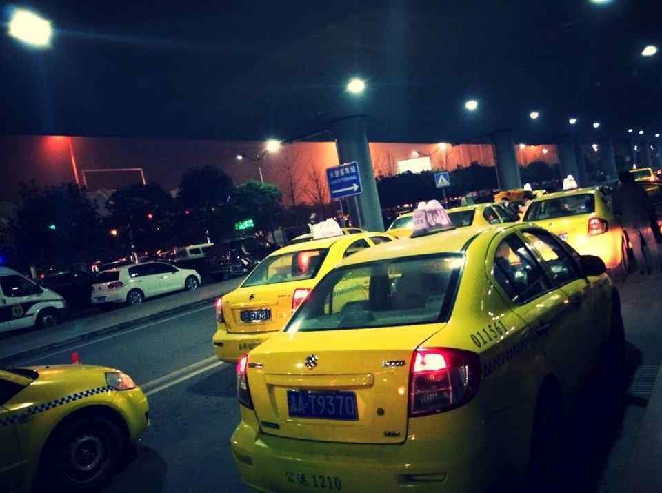 醉酒乘客要求逆行 的哥拒绝遭暴打 的哥遭醉酒乘客暴打