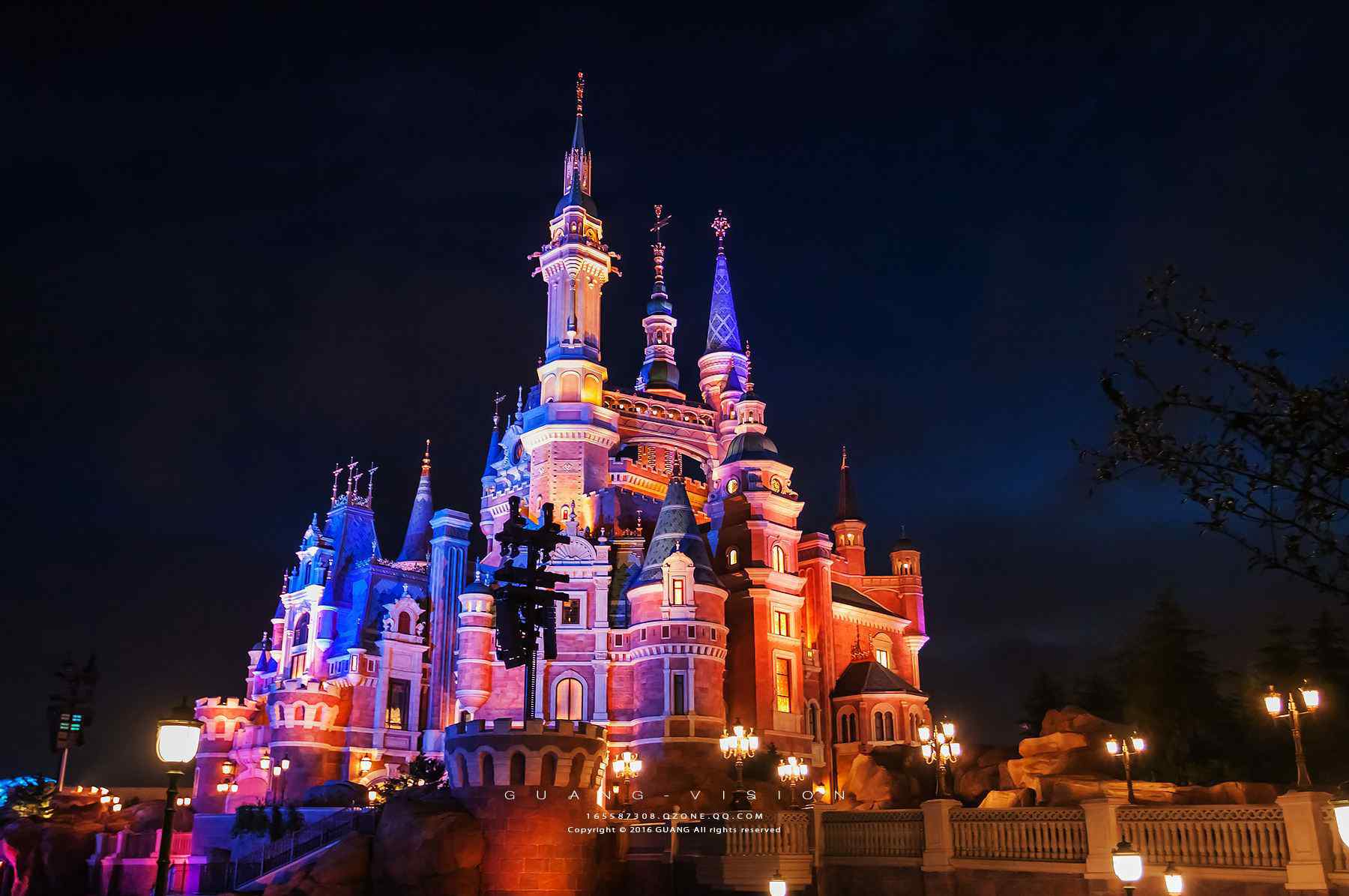 迪士尼城堡微信背景图 迪士尼城堡背景图夜晚 迪士尼烟花背景图高清