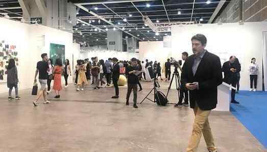 香港艺术展吸引万人 究竟是怎么回事？