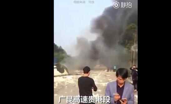 广西玉林货车起火大火事故 G80广昆高速贵港段货车起火事件满地都是苹果手机iPhone