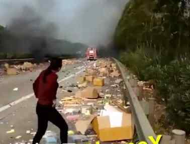 iPhoneX撒一地 原因是这样现场画面让人惊个呆