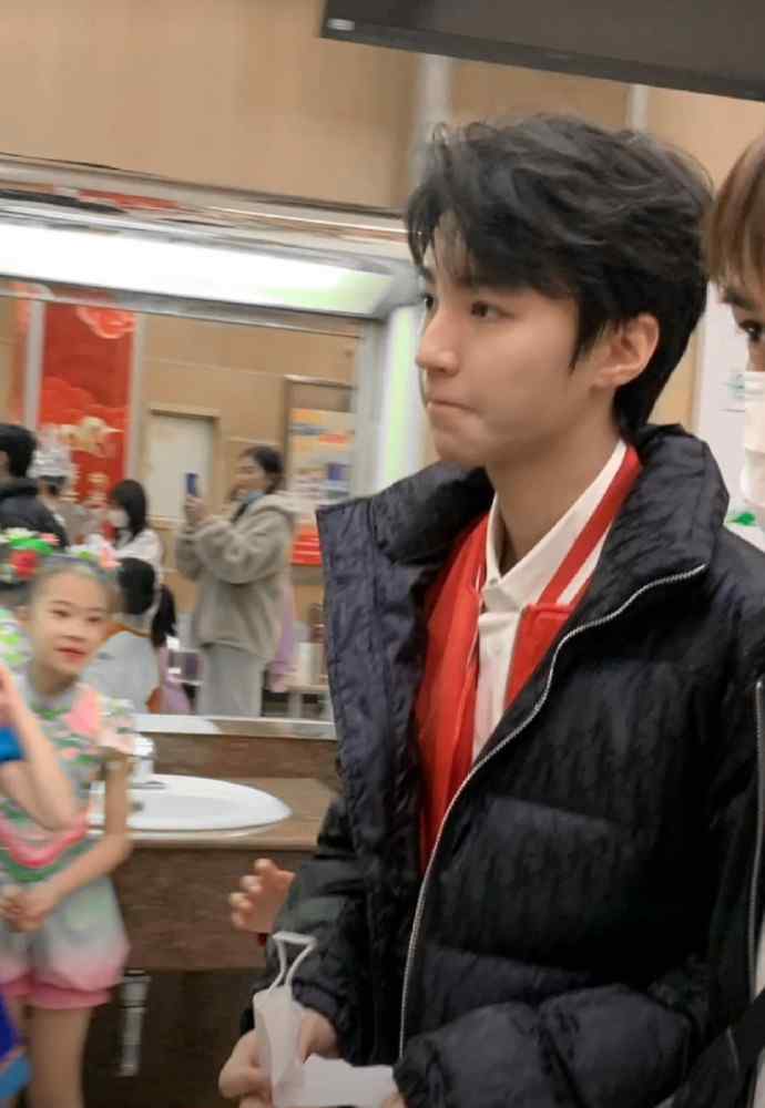 小朋友春晚后台追星王俊凯