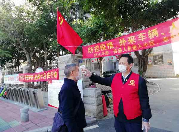 男子辱骂防疫人员:你侵犯我隐私 大妈辱骂防疫人员被抬走