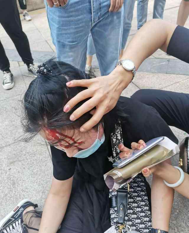 红星美凯龙郑州店 红星美凯龙郑州市大学路店与商户起冲突，一商户受伤入院
