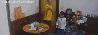 深圳西乡打小孩 前外卖骑手涉嫌虐打8岁女童 美团声明将帮扶小女孩