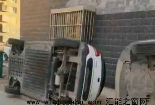 居民掀翻4辆私家车为消防车开路 为什么要这样做