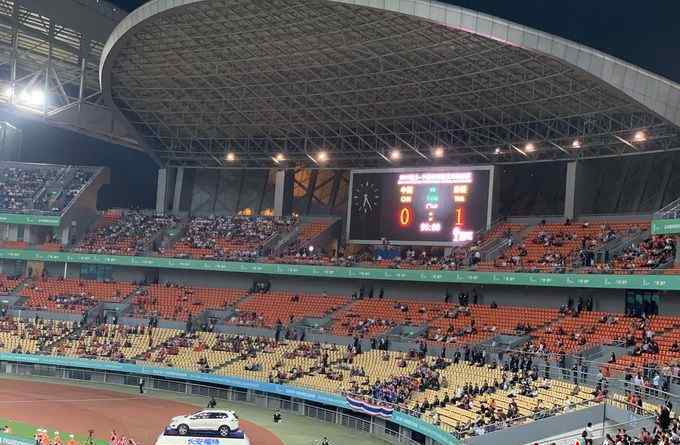 国足vs泰国 中国vs泰国：新阵型和新锋线登场，国足依然0比1输给了泰国