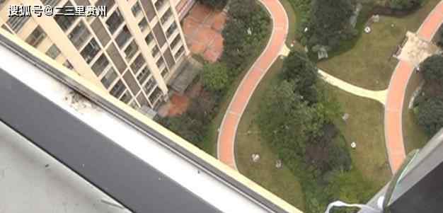男子住21楼晚上睡觉感觉冷以为窗户没关 走到窗边吓懵