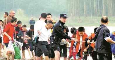 800师生被困小岛 原因是这样实在太惊险了