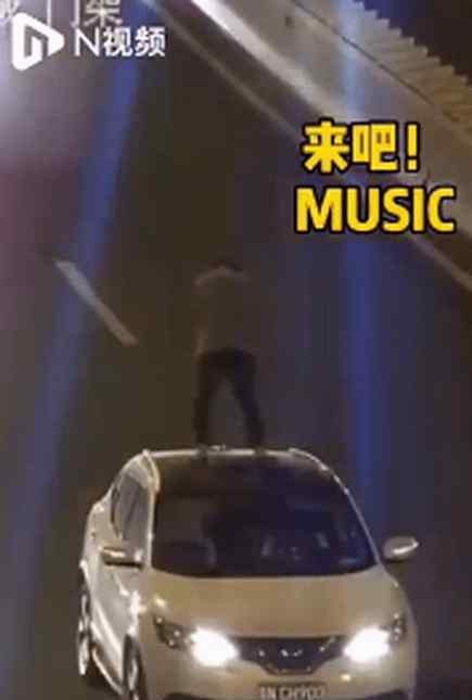 因家庭纠纷心情不好，男子竟将车停在中间车道站车顶抽烟