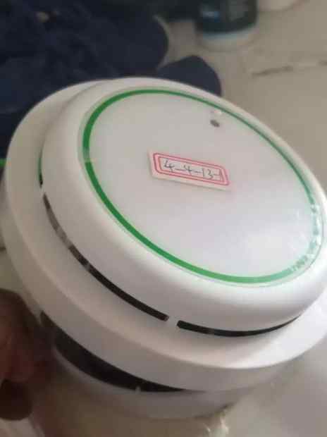 北京泰中花园 北京大兴泰中花园小区用胶粘烟感器 多数已从楼道顶部脱落