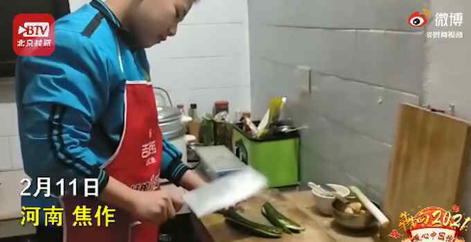12岁男孩做9菜1汤年夜饭