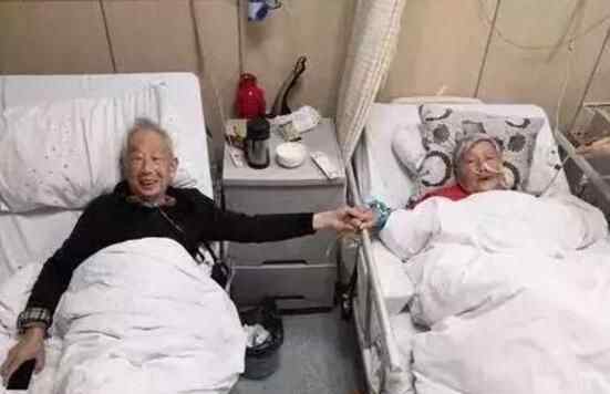耄耋夫妇病房牵手 背后真相实在让人泪奔