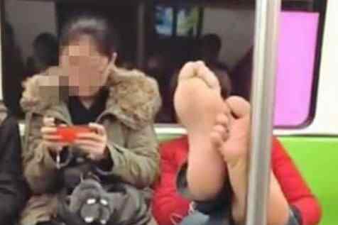男子地铁当众脱鞋 气人至极真相简直太惊人了