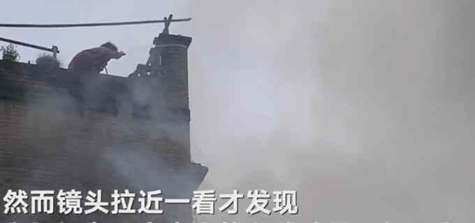 奶奶拿水管帮忙灭火