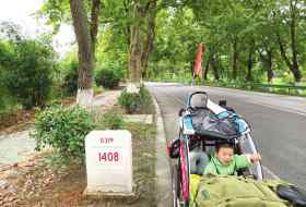 万里子女 45岁父亲带3岁半儿子骑行万里 从株洲出发，计划行程3个月