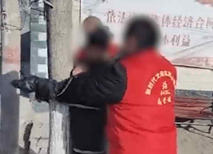 石家庄老人外出被绑树 村支书停职 老人外出被绑树上并遭辱骂