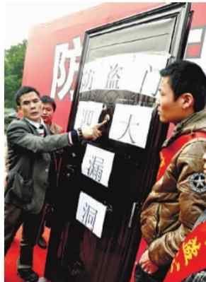 罗永正 昔日“神偷”现身拆解撬门术 10秒钟猫眼开锁