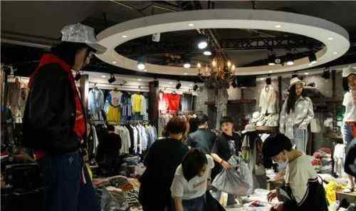 穿模 穿模、脚模你了解吗 温州有群妹子现场换衣月入超万