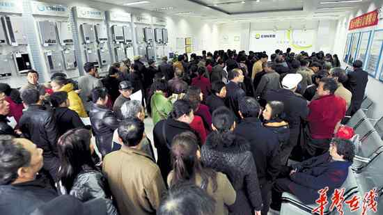 长沙新奥燃气网上缴费 长沙市民排队购气 新奥燃气已从3月25日起限购