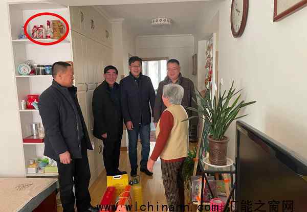 中纪委评困难户家中摆高档酒上热搜，怎么情况