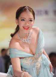 车展女神曹阳 车展女神曹阳：性感是一瞬间的表情