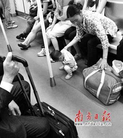 地铁拉屎 大便弟地铁当众大便被称“中国式拉屎”