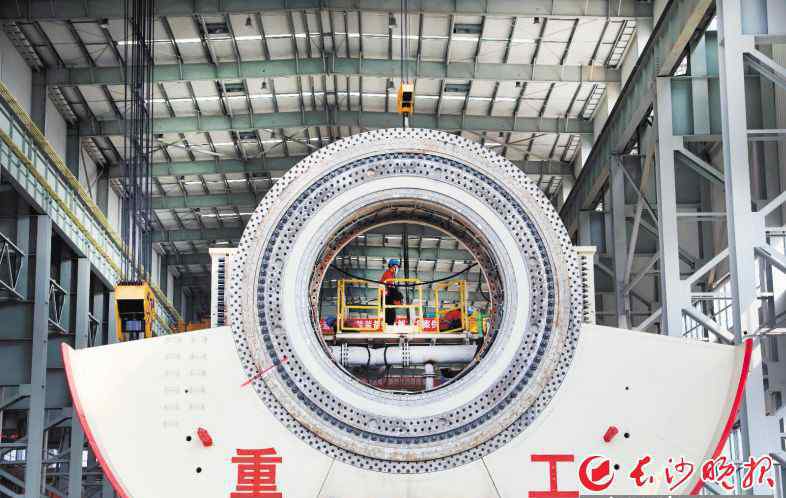夯大力医院污的那一集 大干一百天 还看经开新“三驾马车”