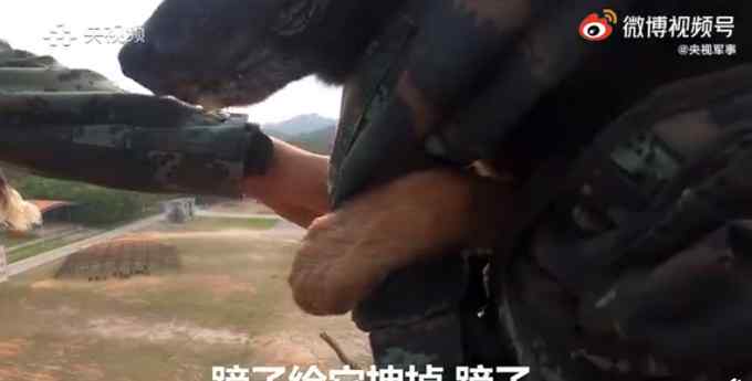 高空索降军犬抱紧特战队员胳膊 画面令人心疼又好笑