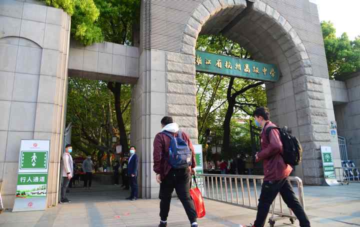 杭州初三高三开学 记者蹲点杭州初三、高三复课首日：上课没有同桌 吃饭比考试还严格