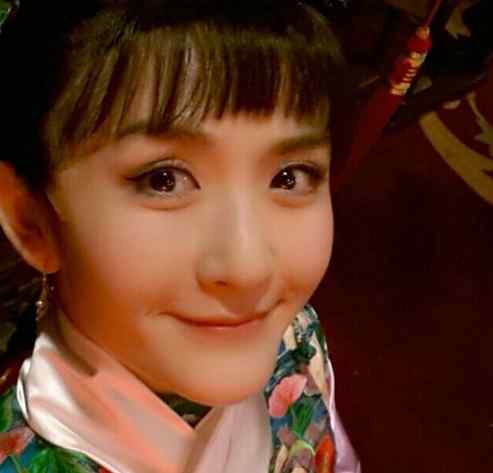 写给方大同伴奏 “大咖秀”玩分裂：何炅反串小燕子谢娜变紫薇