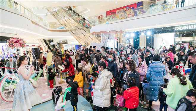 贾晓鸥 携手6大主题场景 白夜童话杭州首展亮相大悦城