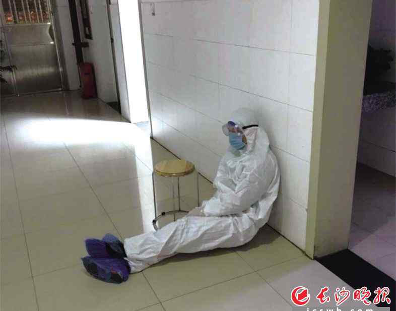 医生感人图片 “白衣战士，保重！” 长沙医生除夕夜身穿防护服靠墙而眠照片感动网友