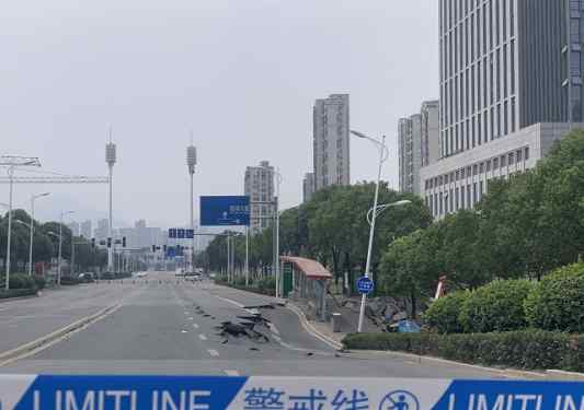 路面塌陷 瓯海中心区一路面发生塌陷 疑因地下室开挖支护不到位导致
