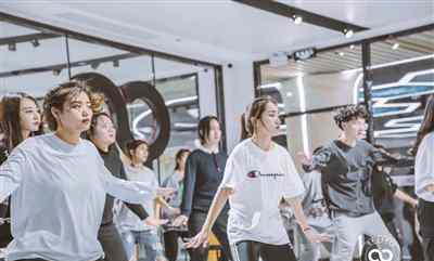 舞房之夜 舞房热力十足晚课场场爆满 “姐姐舞”引领夜练新潮流