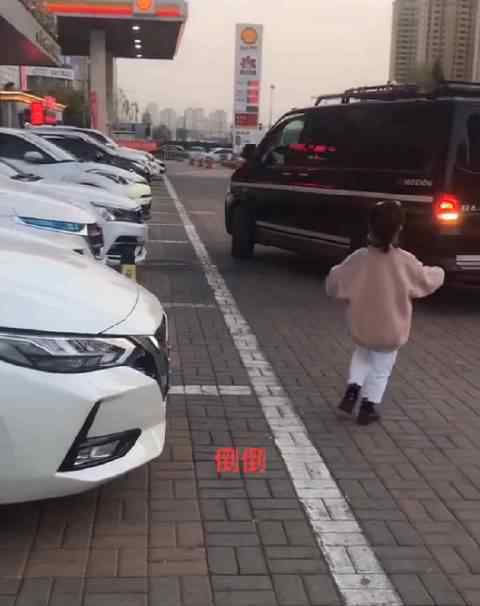 6岁小女孩指挥妈妈倒车 还原事发经过及背后原因！