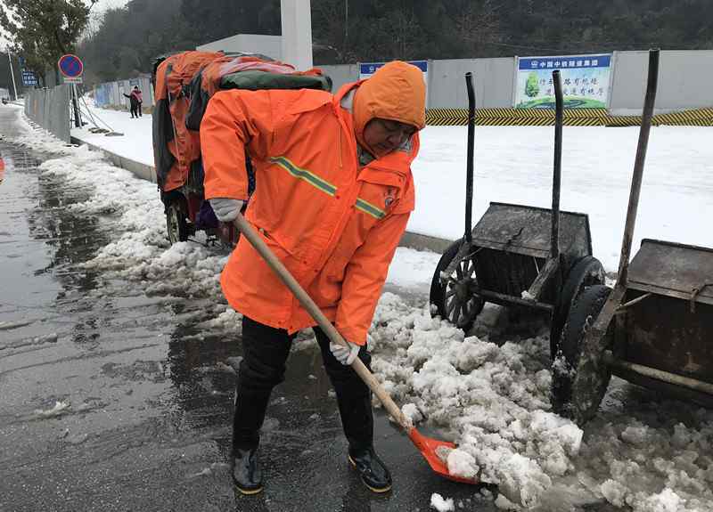 只为晨曦 环卫工人吴春林：晨曦未露，踏雪而来只为行人除坚冰