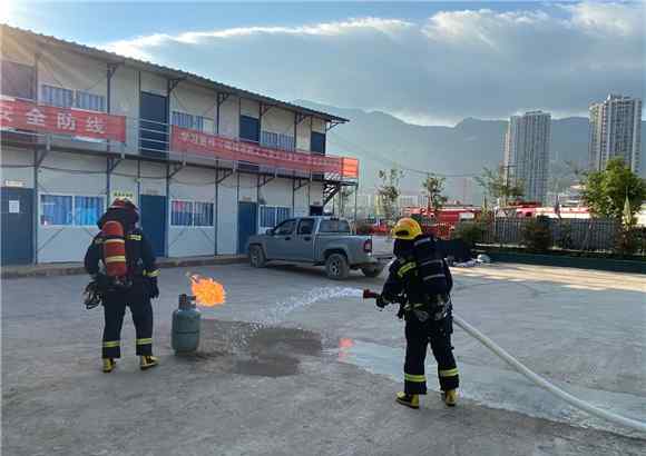 抱火哥 惊险！重庆再现“抱火哥” 火场抱出冒火煤气罐