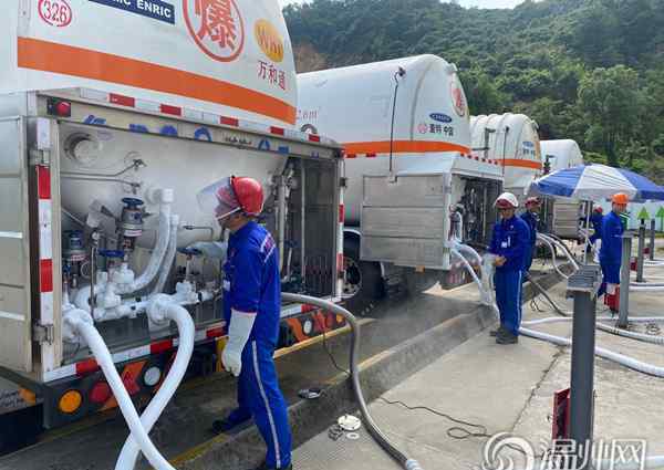 两重天 冰火两重天！记者高温下“亲密接触”-162℃液化天然气