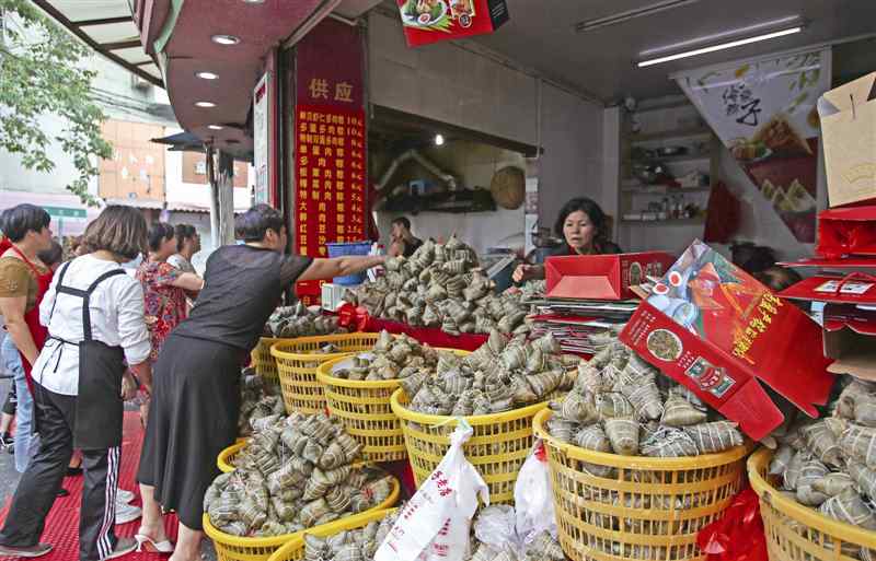嘉兴五芳斋 县前头粽子铺年售1000万个粽子 食品企业却青睐嘉兴“五芳斋”