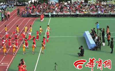 学生夏装 小学生穿夏装表演 室外温度大约16℃/图