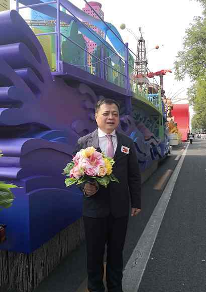 国庆群众游行 国庆70周年群众游行 南存辉现身“春潮滚滚”方阵