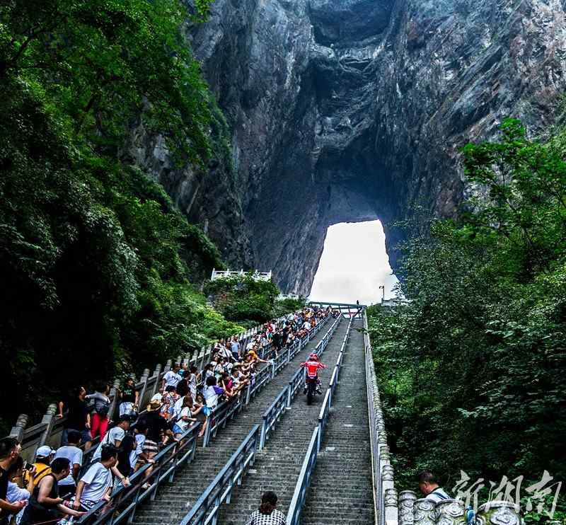 刘书宏 创世界纪录！摩托车攀爬天门山999级石阶步道挑战成功