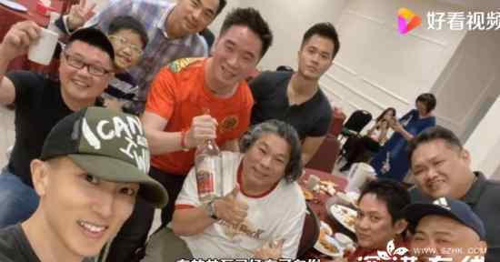 吴尊和同学合照像两辈人 这是什么画面