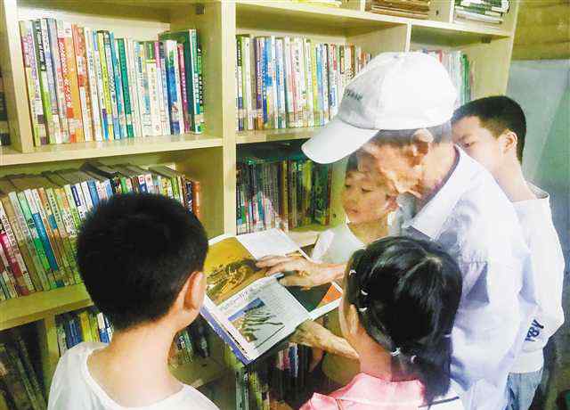 赵志成 九旬老人赵志成自办“家庭图书馆”17年