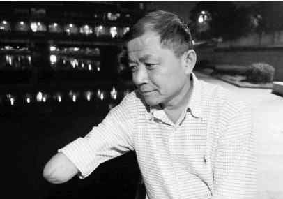 男厕情侣间 男厕情侣间 同时上厕所不尴尬吗？
