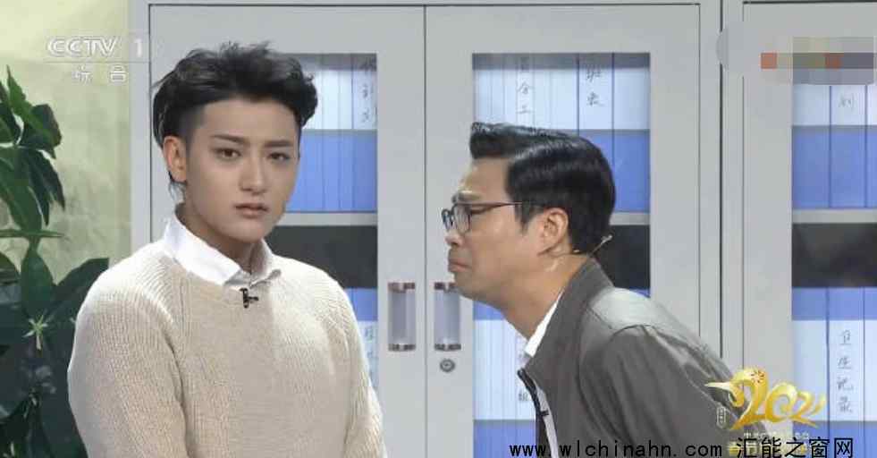 黄子韬脖子上是一张英俊潇洒的脸 为什么会这样
