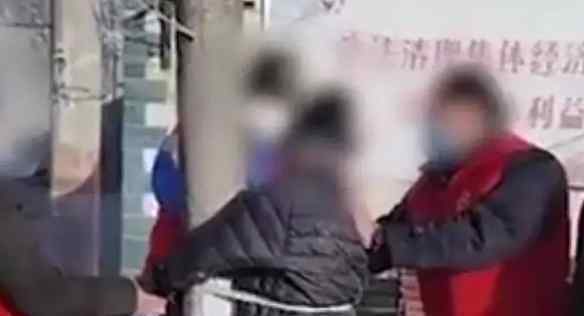 老人因买烟被绑树上是怎么回事涉事主要责任人已经停职