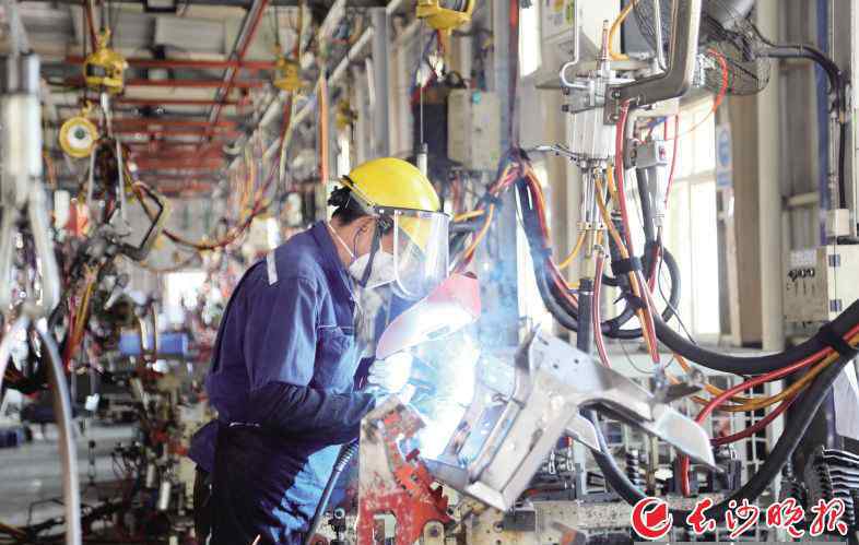 夯大力医院污的那一集 大干一百天 还看经开新“三驾马车”